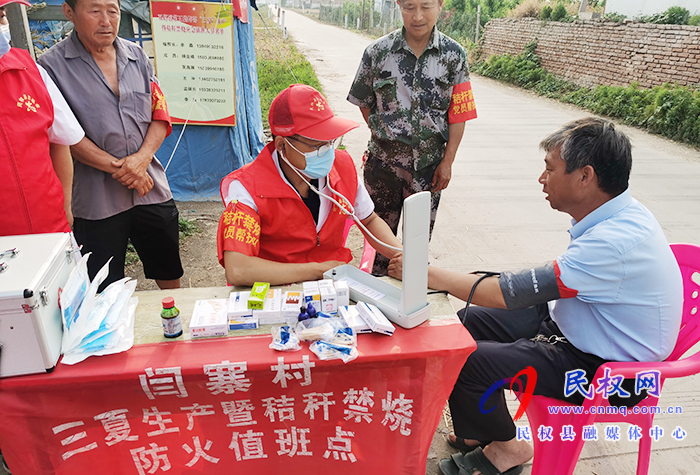 【辦實(shí)事當(dāng)先鋒】雙塔鎮(zhèn)衛(wèi)生院水東志愿者開展三夏“送藥品，送健康”活動(dòng)