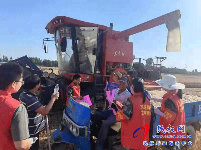 白云寺鎮(zhèn)黨員志愿者我為群眾辦實事，服務三夏當先鋒