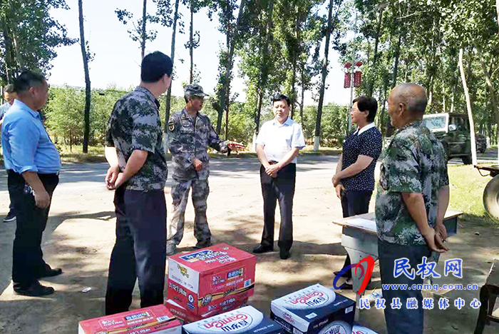 縣委常委、武裝部長熊四香、縣人大副主任石克林到孫六鎮(zhèn)慰問“三夏”一線干部