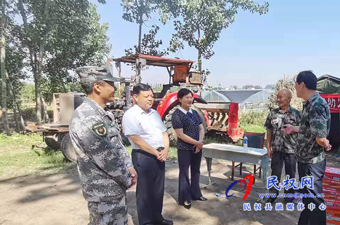 縣委常委、武裝部長熊四香、縣人大副主任石克林到孫六鎮(zhèn)慰問“三夏”一線干部