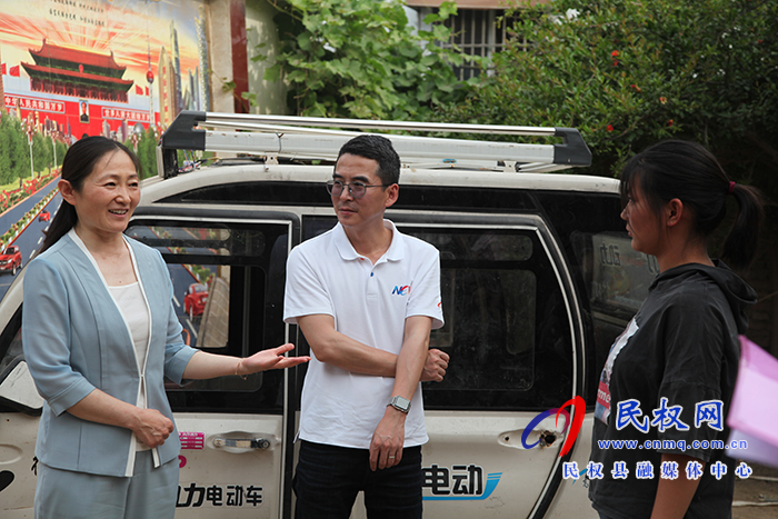 縣婦聯(lián)攜手縣脫貧攻堅(jiān)副總指揮徐強(qiáng)走訪慰問(wèn)“加油木蘭”項(xiàng)目受益人 縣婦聯(lián)攜手縣脫貧攻堅(jiān)副總指揮徐強(qiáng)走訪慰問(wèn)“加油木蘭”項(xiàng)目受益人