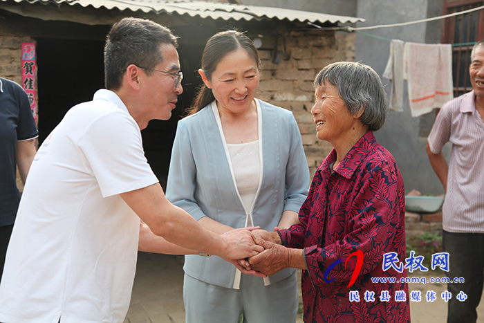 縣婦聯(lián)攜手縣脫貧攻堅(jiān)副總指揮徐強(qiáng)走訪慰問(wèn)“加油木蘭”項(xiàng)目受益人 縣婦聯(lián)攜手縣脫貧攻堅(jiān)副總指揮徐強(qiáng)走訪慰問(wèn)“加油木蘭”項(xiàng)目受益人