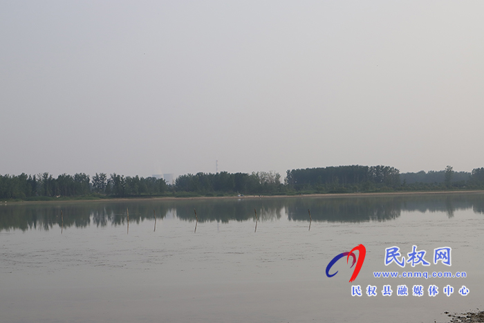 縣委副書(shū)記、縣長(zhǎng)張團(tuán)結(jié)察看安全生產(chǎn)工作