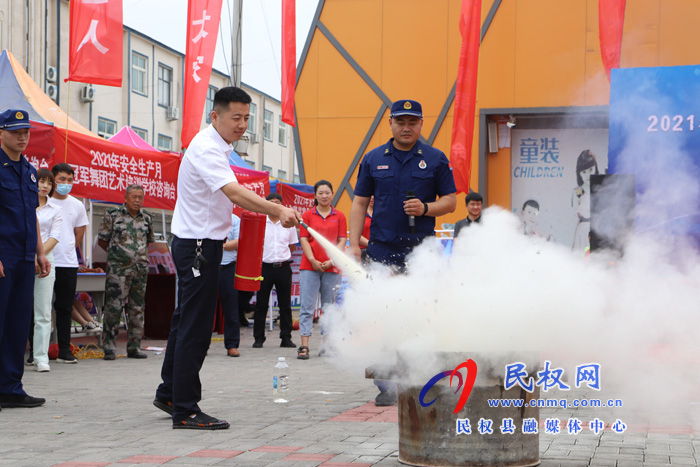 我縣開(kāi)展全國(guó)安全生產(chǎn)宣傳咨詢?nèi)栈顒?dòng) 我縣開(kāi)展全國(guó)安全生產(chǎn)宣傳咨詢?nèi)栈顒?dòng)