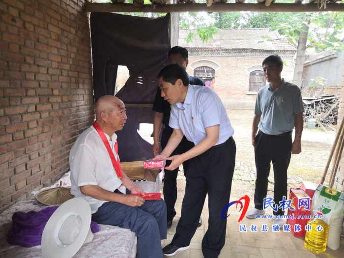 縣委常委、組織部長(zhǎng)何玉明為褚廟鄉(xiāng)老黨員頒發(fā)“光榮在黨50年”紀(jì)念章