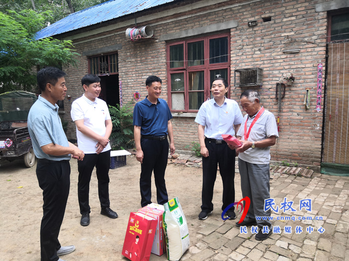縣委常委、組織部長(zhǎng)何玉明為褚廟鄉(xiāng)老黨員頒發(fā)“光榮在黨50年”紀(jì)念章