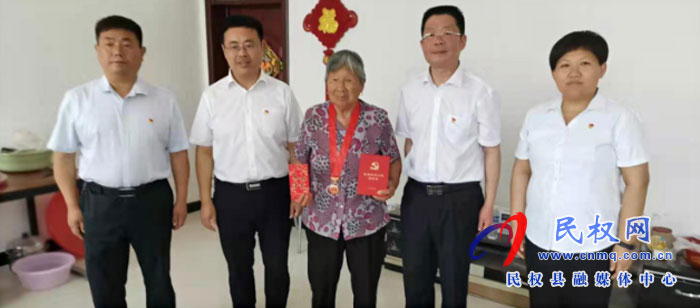 縣人大常委會(huì)副主任李勇到王莊寨鎮(zhèn)開(kāi)展重溫入黨誓詞和慰問(wèn)困難老黨員活動(dòng) 縣人大常委會(huì)副主任李勇到王莊寨鎮(zhèn)開(kāi)展重溫入黨誓詞和慰問(wèn)困難老黨員活動(dòng)