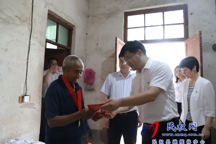 縣委副書記、縣長(zhǎng)張團(tuán)結(jié)走訪慰問(wèn)老黨員和困難黨員