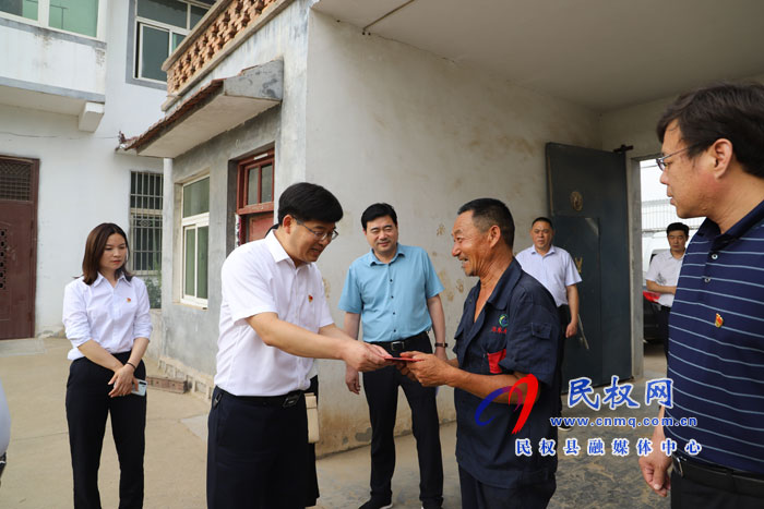 縣委副書記、縣長(zhǎng)張團(tuán)結(jié)走訪慰問(wèn)老黨員和困難黨員