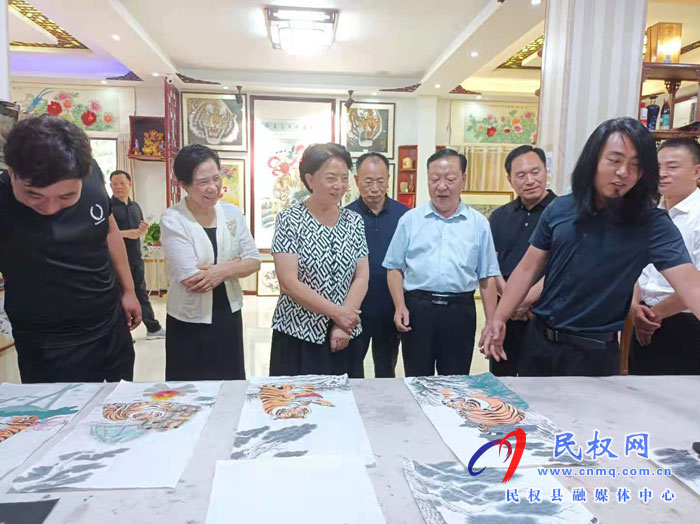  省政協(xié)原副主席、省老干部大學(xué)第一副校長(zhǎng)、中國(guó)老年大學(xué)協(xié)會(huì)副會(huì)長(zhǎng)孔玉芳蒞民考察調(diào)研鄉(xiāng)村振興工作