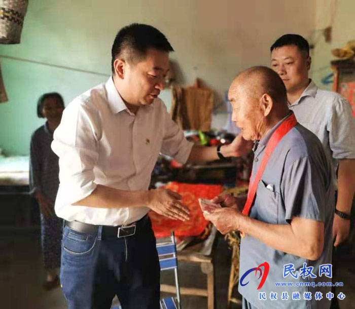 縣委常委、縣委辦公室主任孟亞松看望慰問老黨員