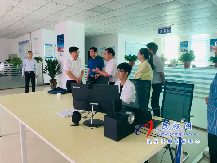 縣委副書記、縣長張團(tuán)結(jié)深入大數(shù)據(jù)管理局調(diào)研防火應(yīng)急管理體系建設(shè)情況