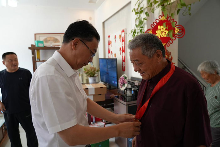 縣委常委、縣紀(jì)委書記、縣監(jiān)委主任張亞光走訪慰問老黨員