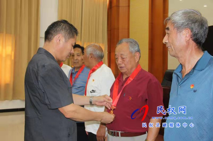 民權(quán)縣法院舉行“光榮在黨50年”紀(jì)念章頒發(fā)儀式 民權(quán)縣法院舉行“光榮在黨50年”紀(jì)念章頒發(fā)儀式