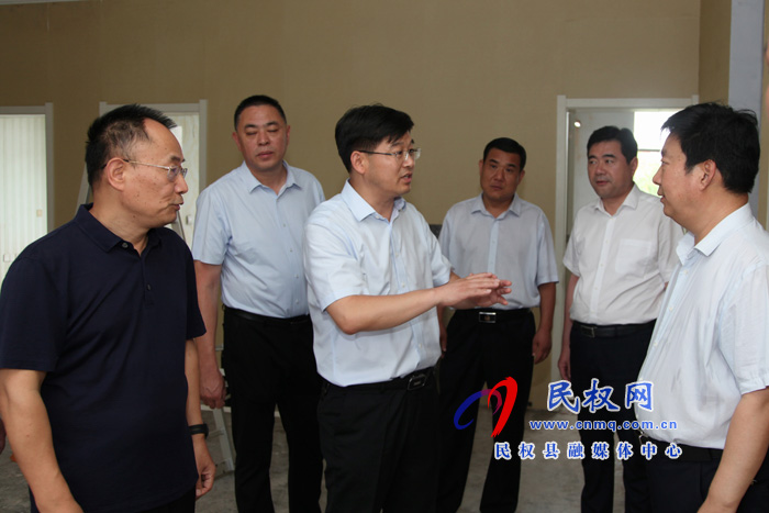 縣委副書記、縣長張團結(jié)督導(dǎo)消防安全隱患整改情況