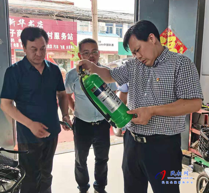 縣委常委、政法委書記、副縣長孟祥亮到龍?zhí)伶?zhèn)督導(dǎo)檢查“九小場所”及沿街門店安全生產(chǎn)工作落實(shí)情況
