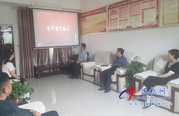 接待服務(wù)中心集中組織觀看《生命重于泰山》電視專題片 接待服務(wù)中心集中組織觀看《生命重于泰山》電視專題片