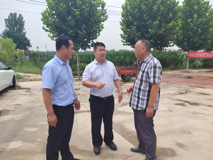 縣委常委、政法委書記、副縣長孟祥亮到白云寺鎮(zhèn)檢查扶貧車間安全生產工作