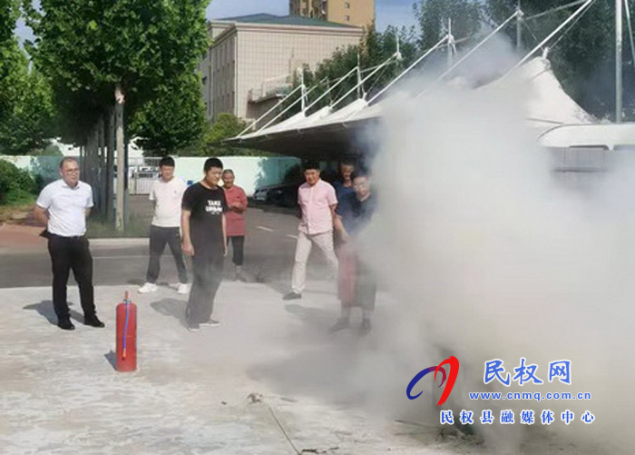 民權(quán)縣供電公司:開(kāi)展消防培訓(xùn)與演練 民權(quán)縣供電公司:開(kāi)展消防培訓(xùn)與演練