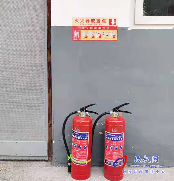 野崗鎮(zhèn):小標(biāo)識(shí)大作用 干部幫助群眾張貼消防相關(guān)標(biāo)識(shí) 野崗鎮(zhèn):小標(biāo)識(shí)大作用 干部幫助群眾張貼消防相關(guān)標(biāo)識(shí)
