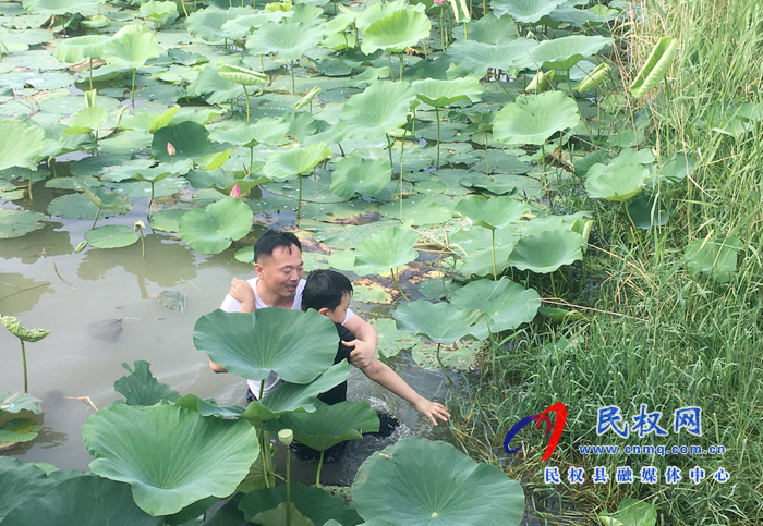 民權(quán)縣實(shí)驗(yàn)小學(xué)教師王孝紅勇救落水兒童用行動(dòng)詮釋師者之道 民權(quán)縣實(shí)驗(yàn)小學(xué)教師王孝紅勇救落水兒童用行動(dòng)詮釋師者之道