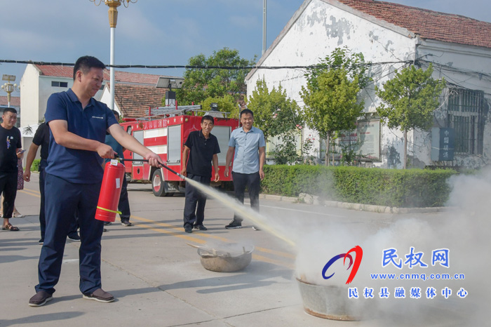 人和鎮(zhèn):開展消防救援應(yīng)急演練? 人和鎮(zhèn):開展消防救援應(yīng)急演練?