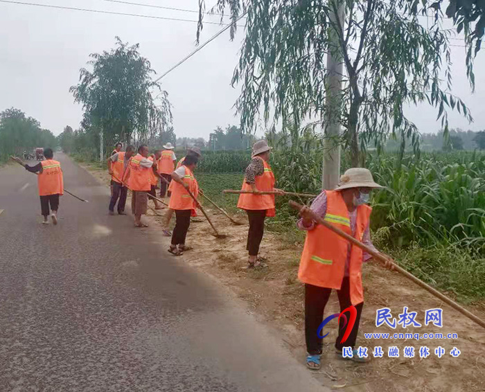 “夕陽紅”護路工:讓龍?zhí)伶?zhèn)呈現(xiàn)一道靚麗的風景線 “夕陽紅”護路工:讓龍?zhí)伶?zhèn)呈現(xiàn)一道靚麗的風景線