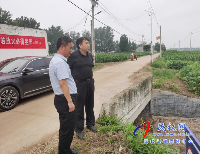 副縣長陳進領(lǐng)到林七鄉(xiāng)開展巡河工作 副縣長陳進領(lǐng)到林七鄉(xiāng)開展巡河工作