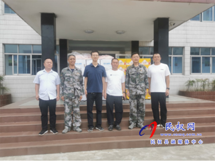 縣東方超市開展“八一”建軍節(jié)慰問活動(dòng) 縣東方超市開展“八一”建軍節(jié)慰問活動(dòng)