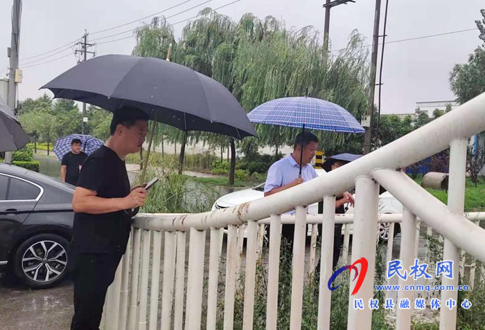 城市管理局:夜以繼日 頂風(fēng)冒雨奮戰(zhàn)防汛一線 城市管理局:夜以繼日 頂風(fēng)冒雨奮戰(zhàn)防汛一線