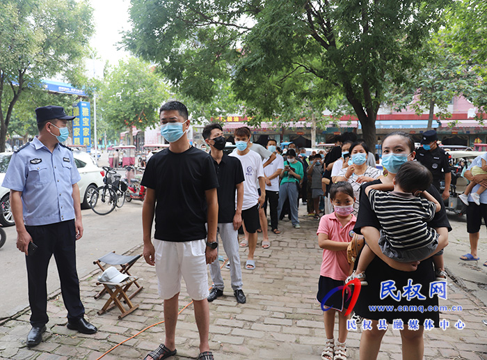核酸檢測采樣點(diǎn):提前派號排隊(duì)井然有序 核酸檢測采樣點(diǎn):提前派號排隊(duì)井然有序