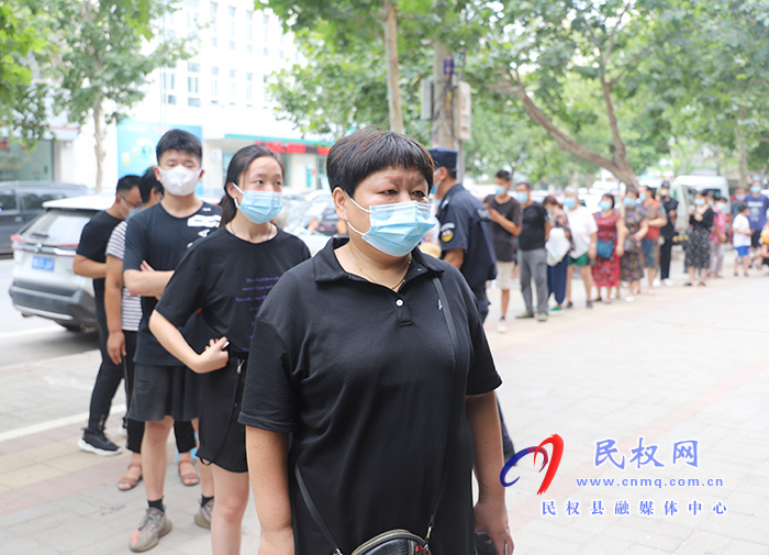 核酸檢測采樣點(diǎn):提前派號排隊(duì)井然有序 核酸檢測采樣點(diǎn):提前派號排隊(duì)井然有序