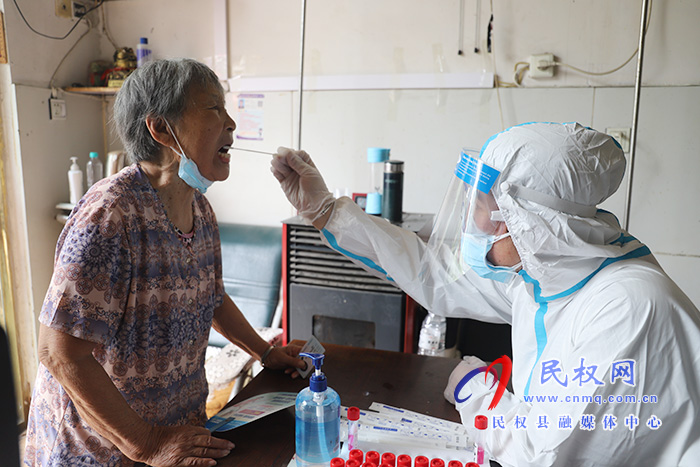 核酸檢測采樣點(diǎn):提前派號排隊(duì)井然有序 核酸檢測采樣點(diǎn):提前派號排隊(duì)井然有序