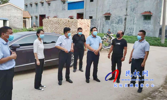 縣領(lǐng)導(dǎo)孟祥亮、陳鴻志督查伯黨鄉(xiāng)疫情防控工作