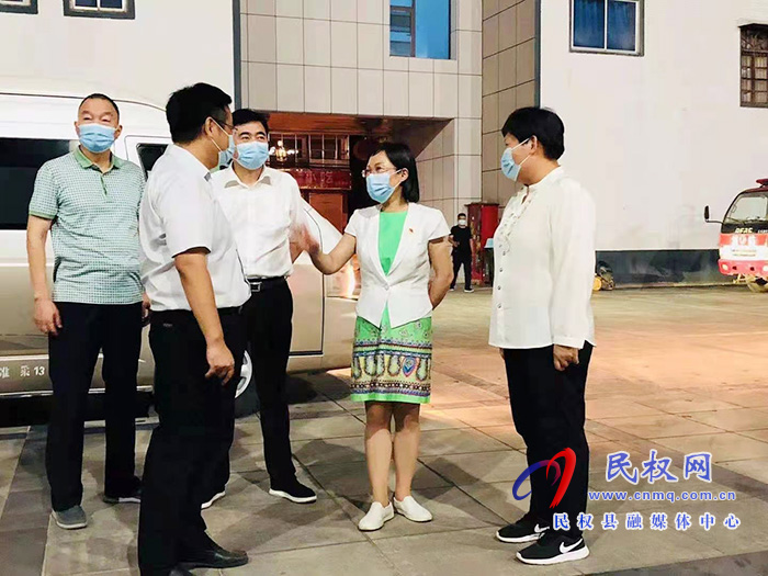 縣委副書記、縣長候選人王靜嫻深入鄉(xiāng)鎮(zhèn)夜查疫情防控工作