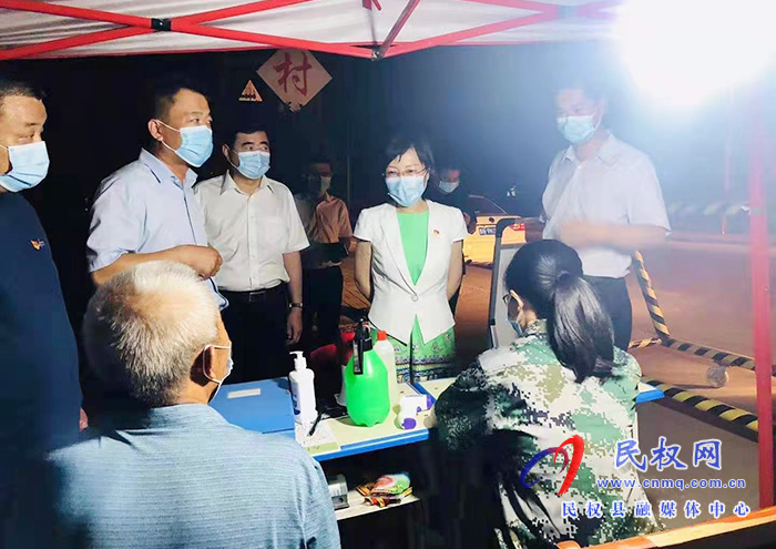 縣委副書記、縣長候選人王靜嫻深入鄉(xiāng)鎮(zhèn)夜查疫情防控工作