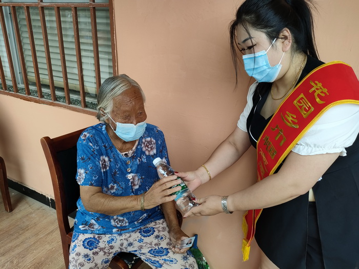 民權(quán)縣花園鄉(xiāng):“志愿紅”抗疫一線“有溫度” 民權(quán)縣花園鄉(xiāng):“志愿紅”抗疫一線“有溫度”