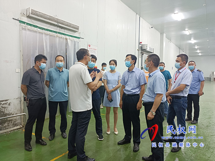 市市場(chǎng)監(jiān)督管理局局長(zhǎng)戚征倫到民開(kāi)展萬(wàn)人助萬(wàn)企活動(dòng)并查看進(jìn)口冷鏈?zhǔn)称芬咔榉揽毓ぷ? title=