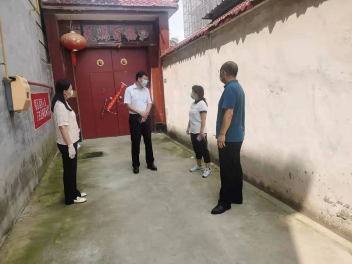 縣委常委、縣紀(jì)委書記、縣監(jiān)委主任張亞光到南華辦事處等地督導(dǎo)檢查疫情防控工作
