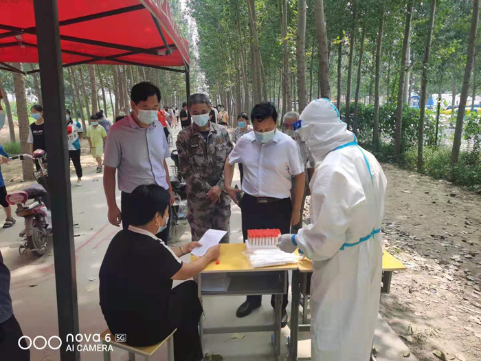 縣委常委、武裝部長(zhǎng)熊四香、縣人大常委會(huì)副主任石克林到孫六鎮(zhèn)督導(dǎo)核酸檢測(cè)工作
