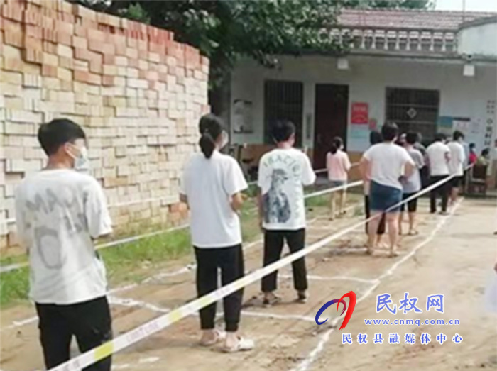 雙塔鎮(zhèn):教師志愿者在核酸檢測現(xiàn)場筑起“疫情防線” 雙塔鎮(zhèn):教師志愿者在核酸檢測現(xiàn)場筑起“疫情防線”
