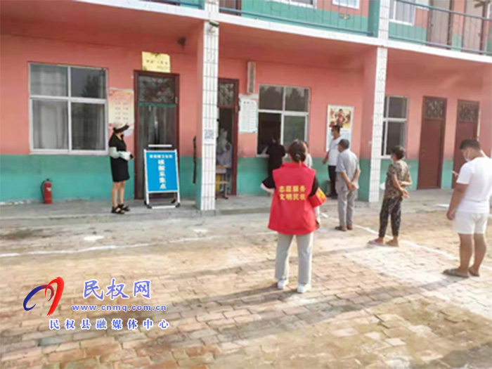雙塔鎮(zhèn):教師志愿者在核酸檢測現(xiàn)場筑起“疫情防線” 雙塔鎮(zhèn):教師志愿者在核酸檢測現(xiàn)場筑起“疫情防線”