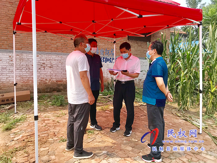 縣委常委、組織部長何玉明到褚廟鄉(xiāng)暗訪核酸檢測和居家隔離人員封戶落鎖情況