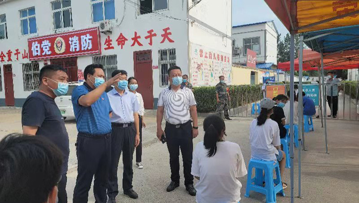 縣領導孟祥亮、陳鴻志督導伯黨鄉(xiāng)疫苗接種工作