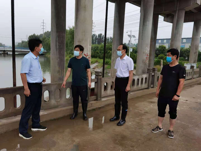 縣委書記張團(tuán)結(jié)查看防汛工作 縣委書記張團(tuán)結(jié)查看防汛工作