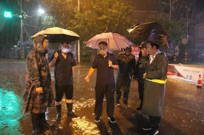 縣政協主席周明河到綠洲辦督導城區(qū)防汛排澇工作 縣政協主席周明河到綠洲辦督導城區(qū)防汛排澇工作