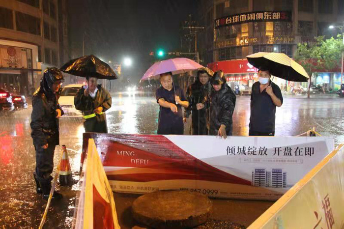 縣政協主席周明河到綠洲辦督導城區(qū)防汛排澇工作 縣政協主席周明河到綠洲辦督導城區(qū)防汛排澇工作