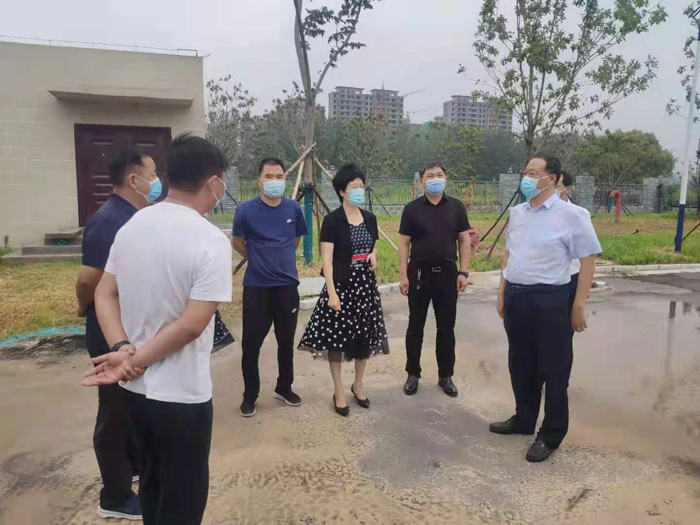 縣人大常委會(huì)主任周燕深入到民權(quán)鯤鵬學(xué)校北海路、曙光路現(xiàn)場(chǎng)督導(dǎo)工程施工進(jìn)度