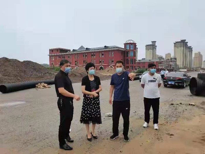縣人大常委會(huì)主任周燕深入到民權(quán)鯤鵬學(xué)校北海路、曙光路現(xiàn)場(chǎng)督導(dǎo)工程施工進(jìn)度