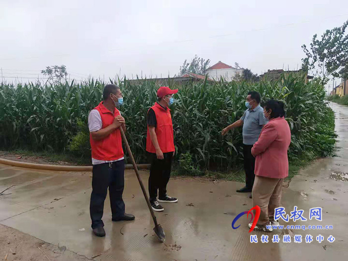 林七鄉(xiāng)：黨員幫扶群眾雨后農田排澇